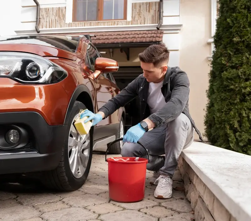 Lavage auto à domicile Saint-Cirgues-de-Malbert : professionnel intervenant sur un véhicule